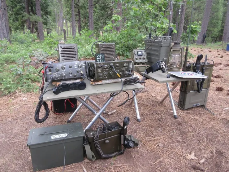 AN/PRC-74無線電的全套周邊,這種無線電在1966年才剛服役,雖然設計上允許單人攜帶使用,但搭配合適的天線與電源放大器時能有高達500英里通訊距離。美軍奢侈至極的無線電配置是他們能夠發揮火力優勢抵銷北越主動權優勢的關鍵,相較之下北越無線電配置非常悽慘 - 1964年時通常一個營只有15瓦和0.9瓦無線電各一套,所以極度仰賴完善的戰前計畫、訓練或者默契。