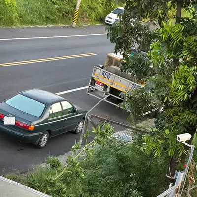 睡到滾下床才有機會發現車子被A到