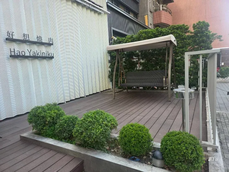 等候用餐或者用餐完畢的時候，很適合座這個搖椅，搖擺起來XD。