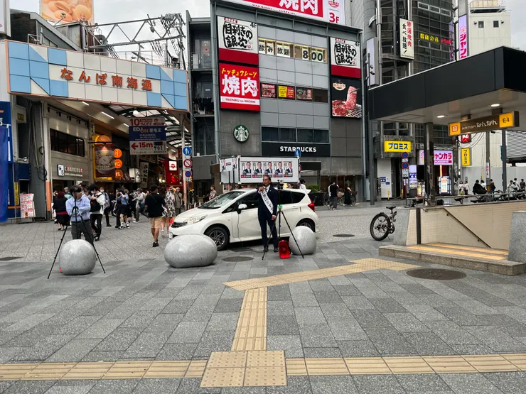 南海難波站外孤獨的候選人