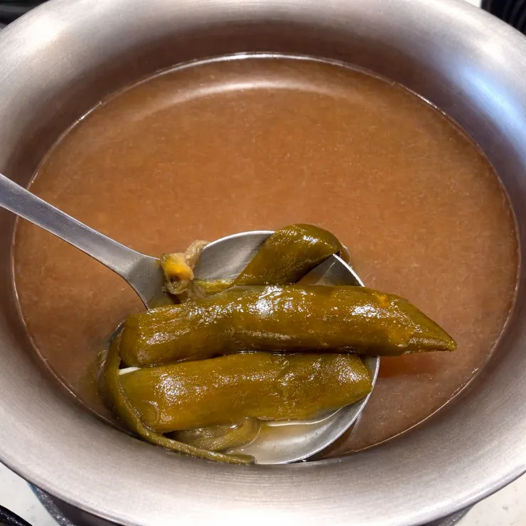 這次點的是剝皮辣椒湯底，料多，不會死鹹，煮蔬菜後可以增加湯頭甜味。