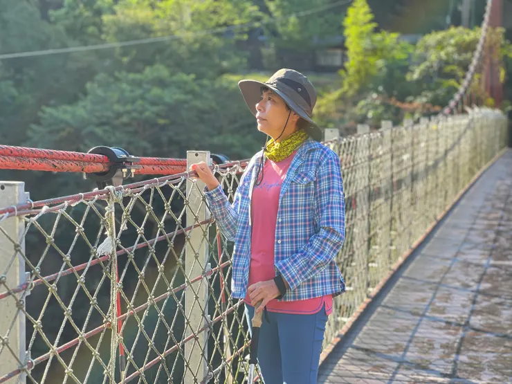 蟲鳴鳥叫中山林甦醒了