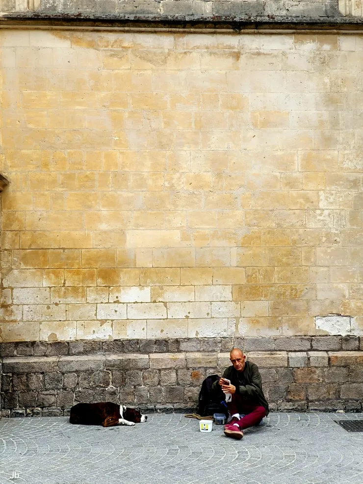 【【德拉特雷耶聖母大教堂外的小小陰暗角落】