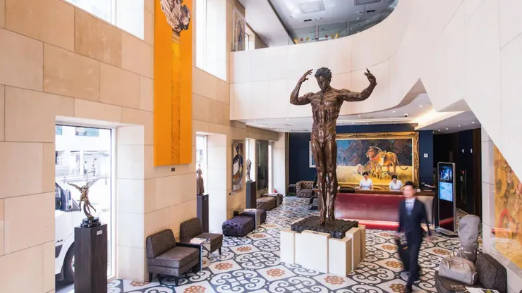 大廳就有一個很氣派的雕像