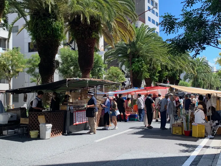 假日市集很長,人蠻多的。