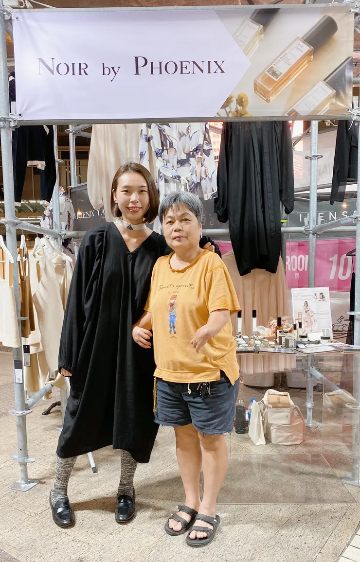 和媽媽一起在品牌快閃店的合照