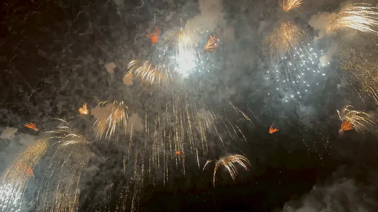 橋上遠觀煙火