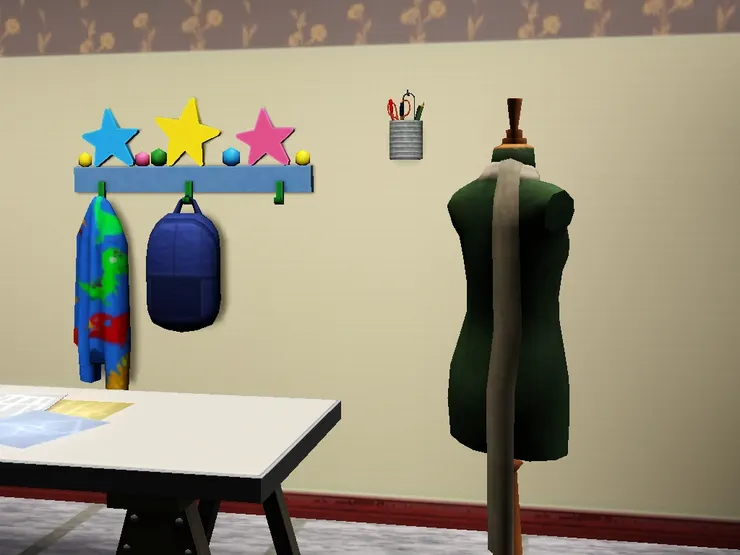 有掛鈎讓使用掛起自己的物品；還有文具。