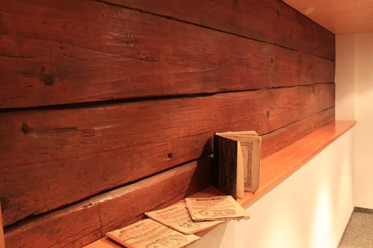 曾被貼滿年曆與報紙的古老木牆。攝影／辛為德