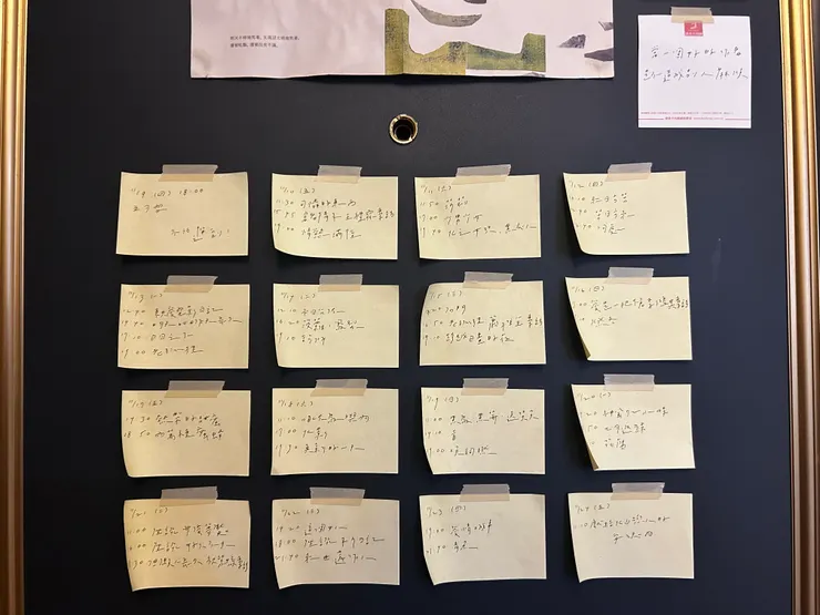 稿債太多的時候，我會把每一篇稿的 deadline 寫在便條紙上，貼在家門口。如果想踏出門，就非得要交出一篇稿、撕下一張便條紙才行，戒掉這個病態的習慣後，回頭看看真的有點驚悚；）