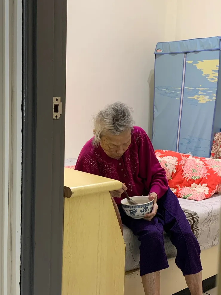 2023/12/2. 阿嬤說自己走不動了，想要在自己的房間吃稀飯就好