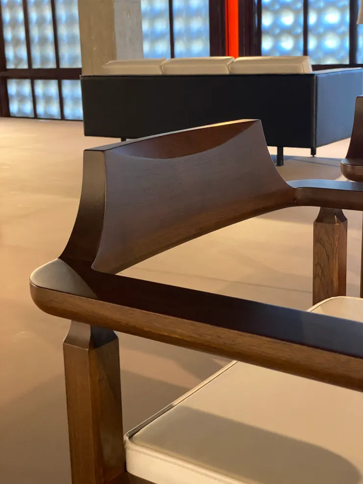 太師椅最困難之處，在於椅背與扶手銜接的弧度。