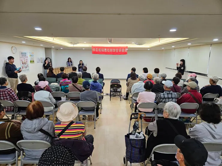 活動現場吸引近百位長者,仔細聆聽「數位防詐」宣導重點