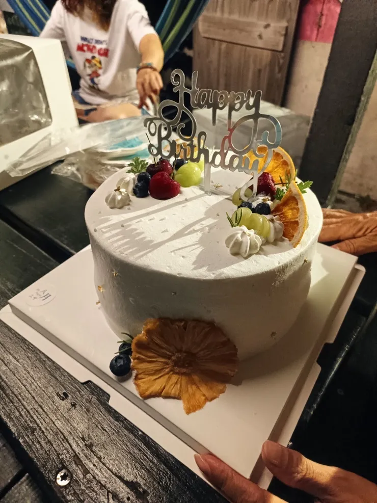 蛋糕還是特地請當地的糕餅店準備的,精緻程度不輸本島的手藝