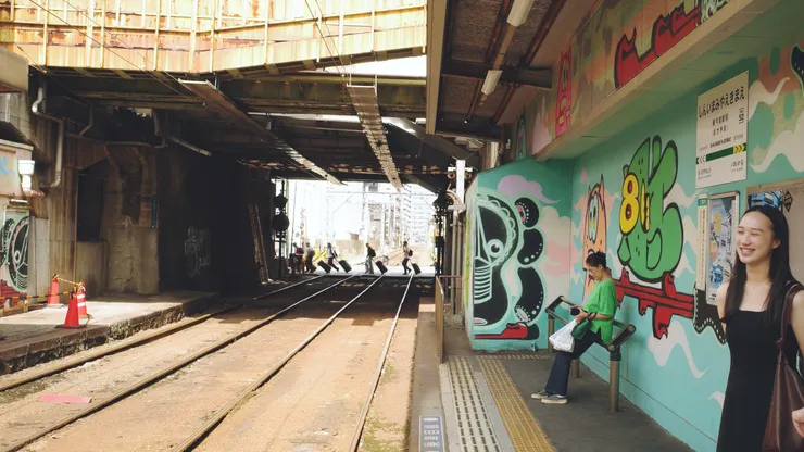 新今宮駅前站，塗鴉與軌道共存。