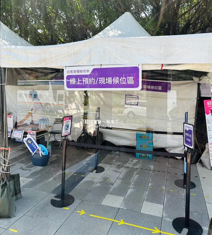 來到第二個紅綠燈口右轉直走約一分鐘就會看到白色棚架。