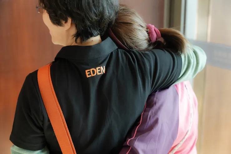 方舟職員與奶妹(右)。