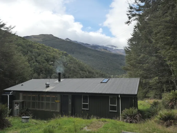 在河道旁的山屋，我們腳程慢，比我們晚出發的山友早早抵達，已經升起火了。