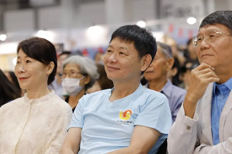 左起_小樹傳愛協會發起人Dammy老師、陳俊秀 副理事長、台北金融研究發展基金會 周吳添董事長。(圖/社團法人小樹傳愛協會提供)