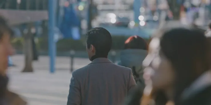 人群中的背影。(圖: Netflix 第12集 02:46)