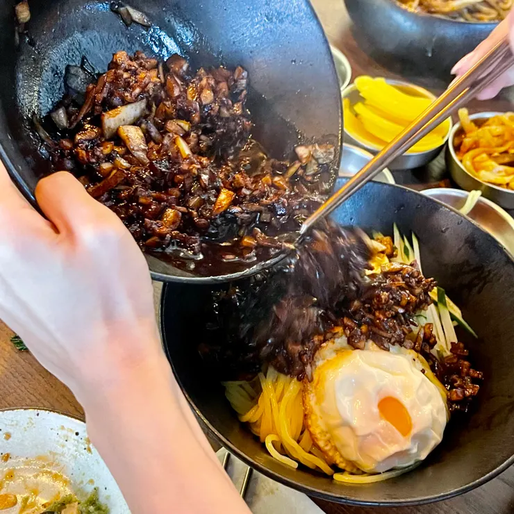 那天吃到的是加荷包蛋的炸醬麵，這是倒醬的時候