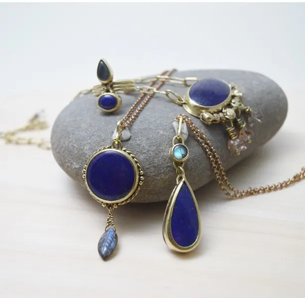 在紛雜與選擇之中，回到內在，聽見真正屬於自己的聲音。  青金石引導誠實與洞察， 拉長石守護直覺與轉變， 黃銅則讓這份指引落實於日常行動之中。  這是一組為「正在尋找方向、需要專注與內在確認」而存在的作品。