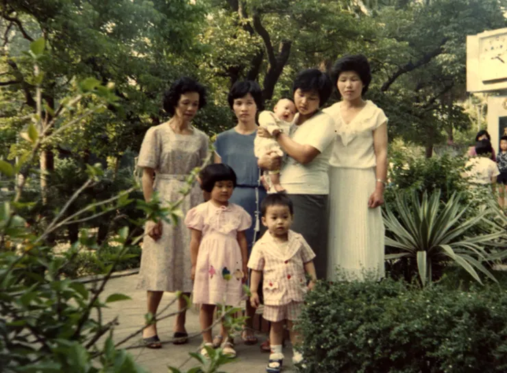 攝於民國72年，內人與其母親及弟媳們