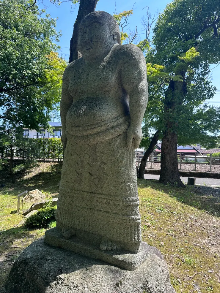 看顧盆梅的力士石像