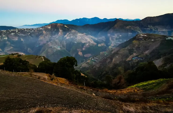 109年2月。清晨從屯原鞍部向清境農場方向北望，滿山滿谷的超限開發，群山像得了「人癌」末期。
