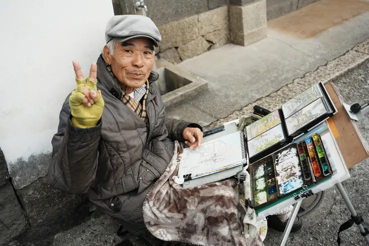 他背起行囊，四處旅行，將所見用畫筆記錄下來。