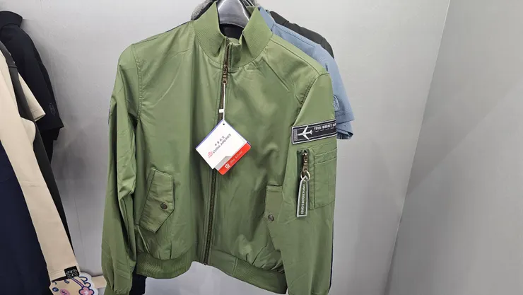 綠色的飛行夾克也不難看!