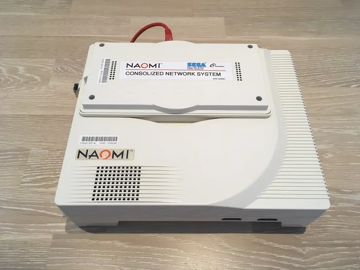 NAOMI1的大型電玩基板，有著與Dreamcast主機相似的硬體架構(當然效能還是NAOMI強)因此NAOMI遊戲要移植到Dreamcast非常容易