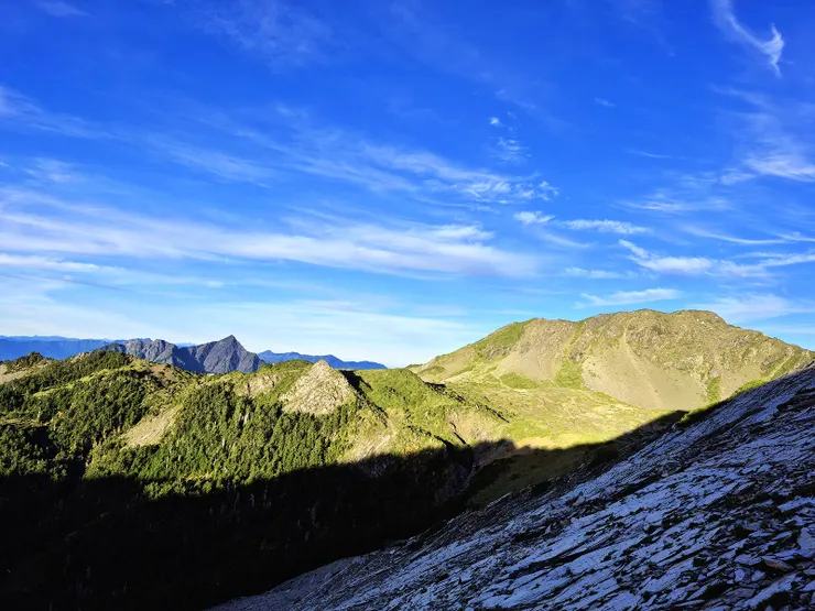 ▲南湖東峰眺望南湖大山及中央尖山