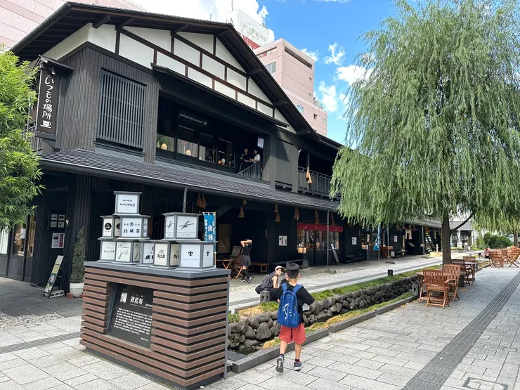 和前面介紹的紅之藏在同一條路上，若走累了，非常適合來這邊喝杯下午茶，感受一下山形市區的悠閒時光。