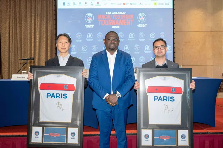 賈恩力向主禮嘉賓送上學院限定紀念球衣