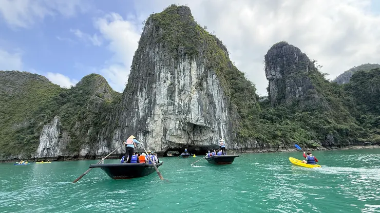 通過前方的石洞就到天井洞，水位太高或太低都無法通過。