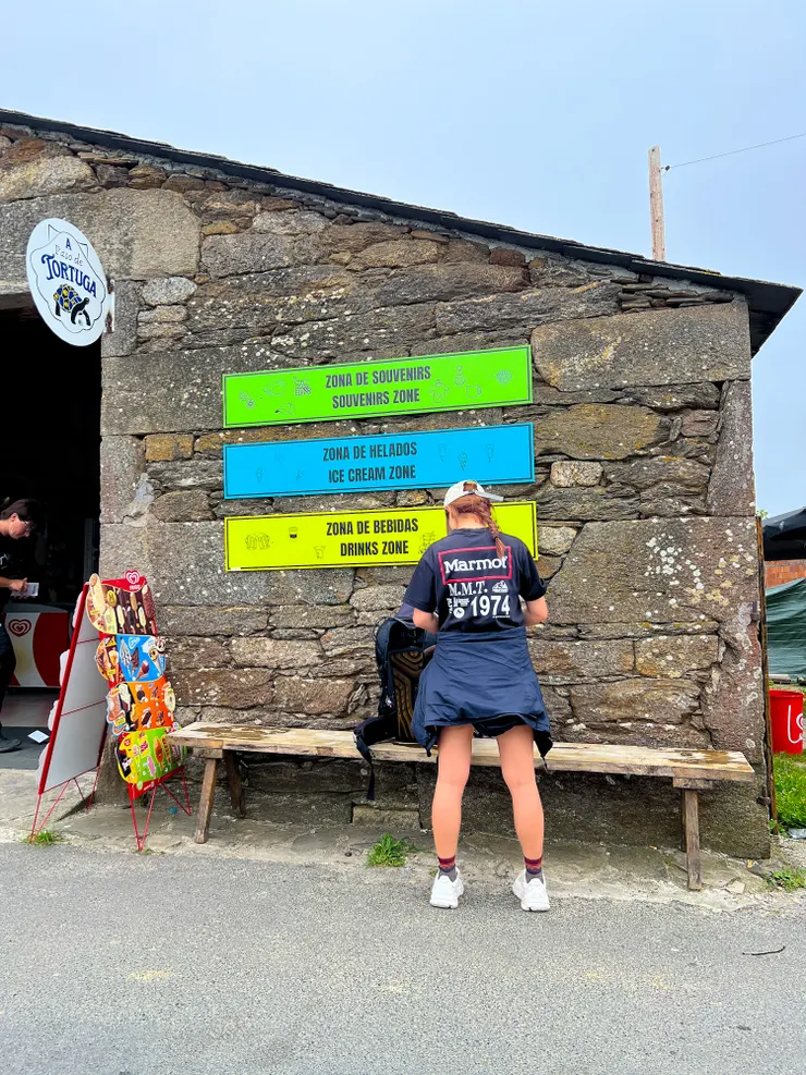 沿途都不少賣冰淇淋，飲料及紀念品的小店