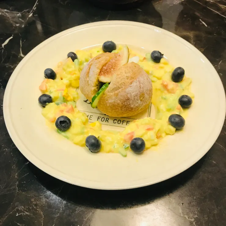 無花果奶油日本石臼小麥餐包X小黃瓜蘋果水煮蛋優格沙拉佐藍莓