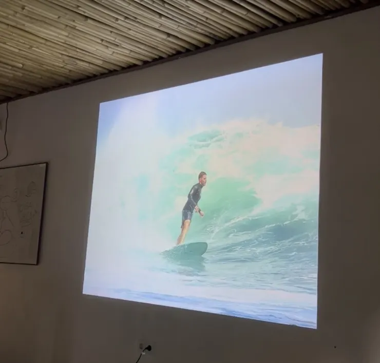 集體檢討影片時的側拍，不誇張這個浪點的浪每道都這麼大...