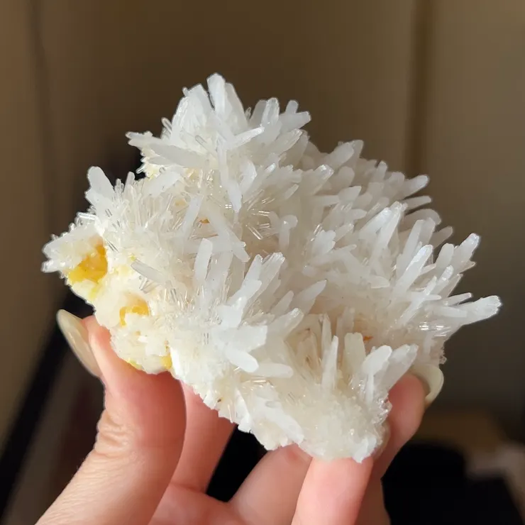 西西里天青石共生自然硫，形態與波蘭天青石相近。