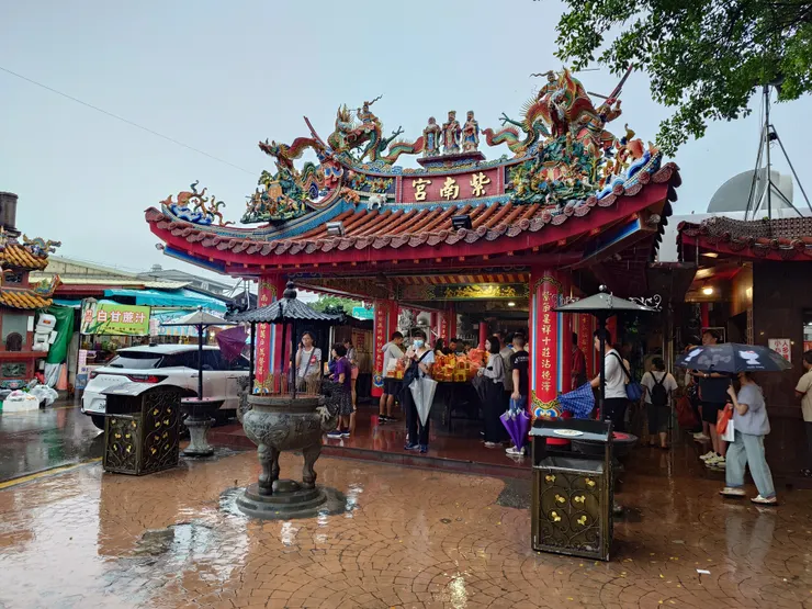借金求平安的好所在，平日下大雨還是滿滿參拜人潮