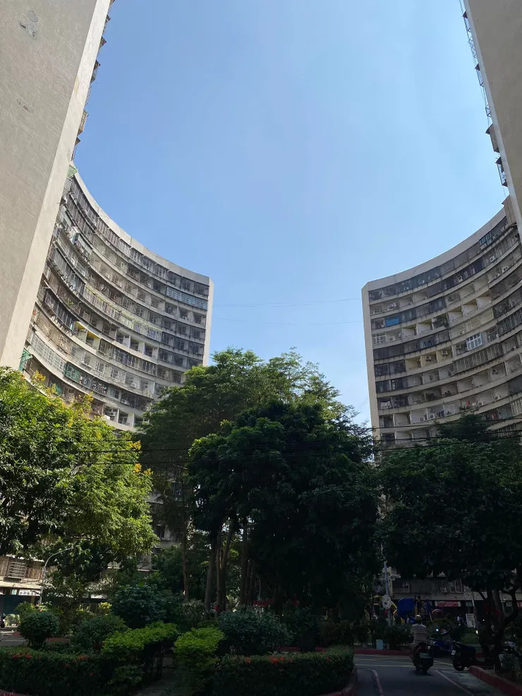 原是海軍眷村的國民住宅，爆紅後被網友們說類似香港老住宅