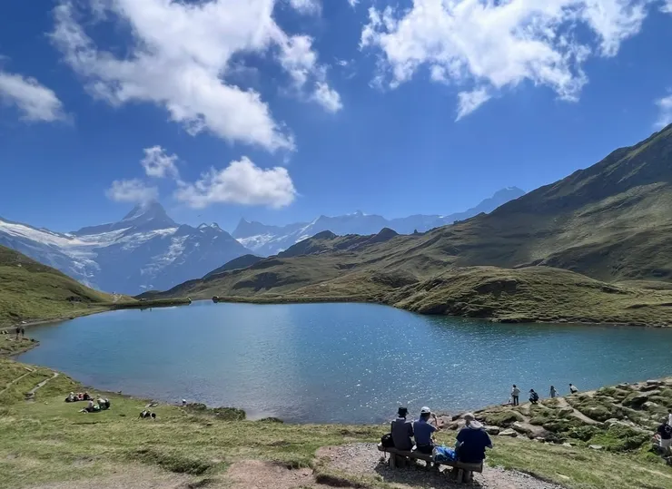 很多人在下湖逗留，放空、聊天、休憩