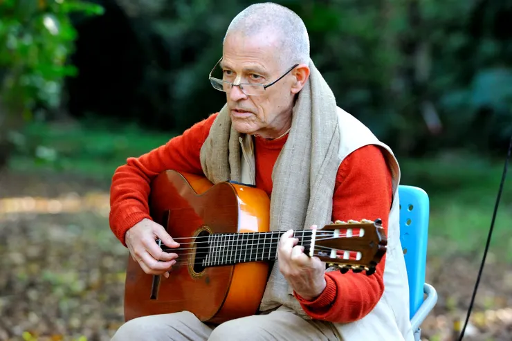 【木丹加鼓手風琴吉它古茹都擅長！果然吉它也是練家子。】