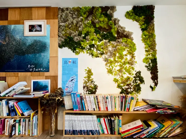 ▲ 基隆《見書店》二樓角落的牆面