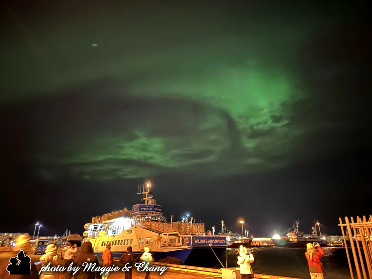 在雷克雅維克港口捕捉到的第一道極光。
