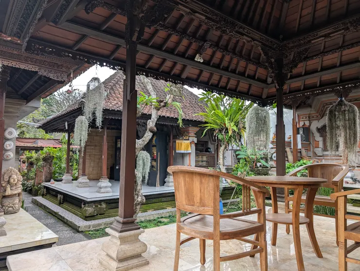 很大的院子，涼亭和建築錯落