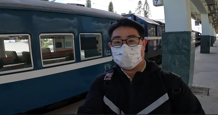 我身後是停在台東車站月台的藍皮解憂號觀光列車!