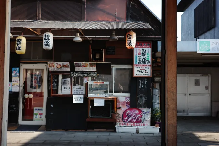 旁邊還有個很在地的小餐廳