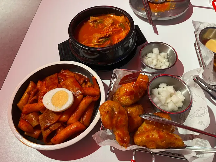 炸雞翅6塊(經典洋釀)、原味辣炒年糕、豬肉泡菜湯